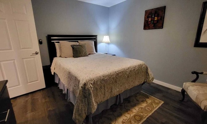 East Central Apartamento | Renovated Guest House with Private Entrance and Parking – Perfectly Located!
