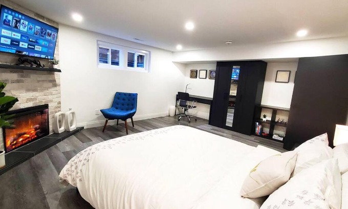 Swansea Apartamento | Renovated Guest Suite Near The Lake & High Park in Toronto!