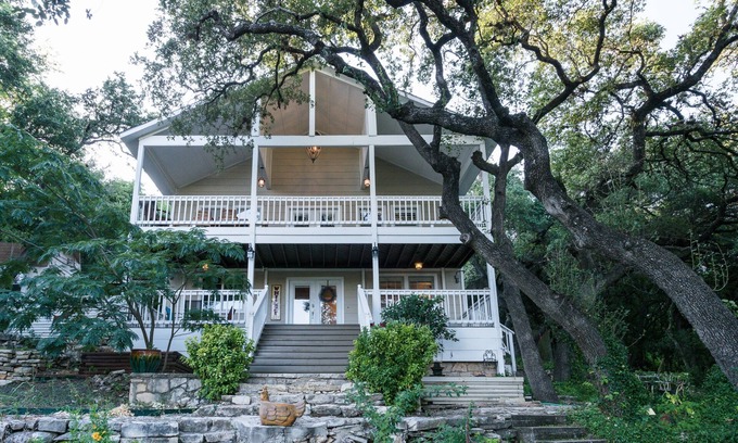 Jonestown Casa | Gema histórica remodelada frente al lago con vista al lago Travis y al parque Jones Brothers
