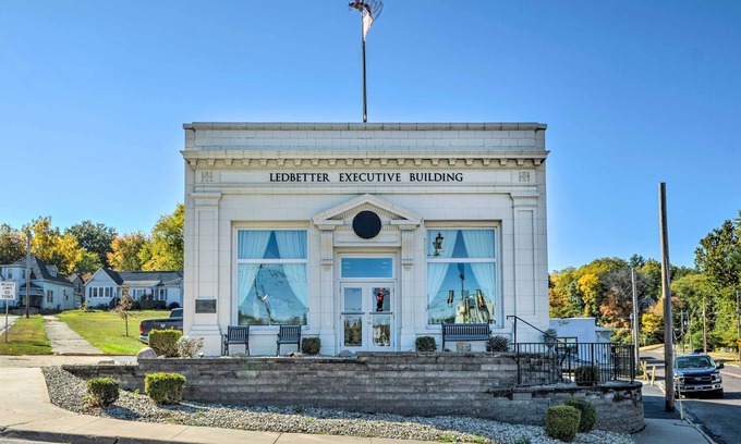 Bartonville Cabaña | Renovated Historic Cottage ~ 4 Mi to Peoria!