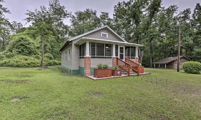 Quincy Casa | Renovated Home with Screened-In Patio on Hwy 90!
