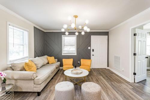 East Durham Casa | Renovated house close to Dtown Durham w king bed