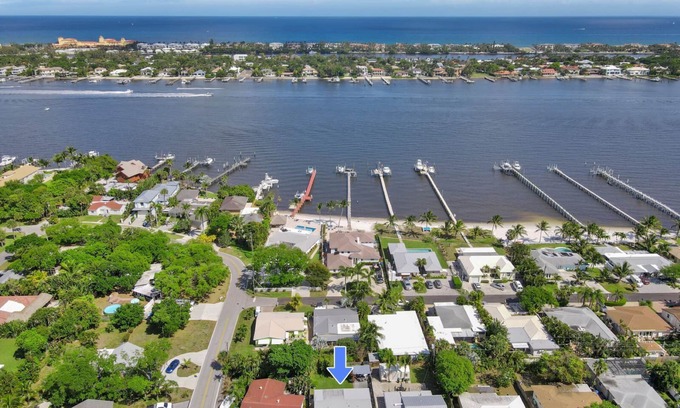 East Central Boulevard Casa | Renovated House just mile from the the Pier and the Beach with pool and jacuzzi