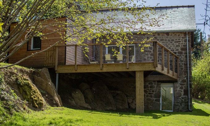 Oisseau Casa | Renovated house, quiet, terrace, river view, sleeps 6, in private woodland