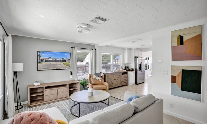 Southwest Casa | Renovated House with Yard - Palm Wave Says