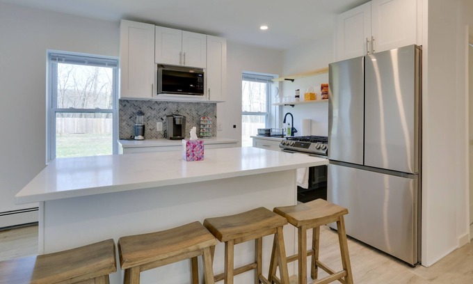 Mohegan Lake Apartamento | Renovated Hudson Valley Apartment w/ Fire Pit!