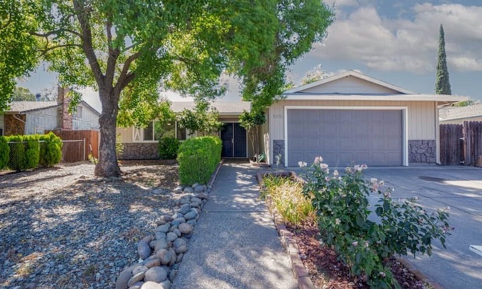 Sacramento Casa | Renovated Interior 4 Bedroom/2 Bath