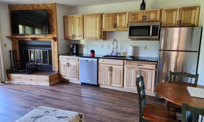 Mancelona Condominio | Renovated kitchen 2 BR 2 bth SLP 6 Private association pool, close to Torch Lake