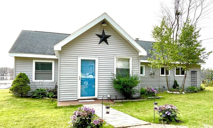 Lake Manuka Cabaña | Lakefront Cottage renovado en sereno lago todos los deportes