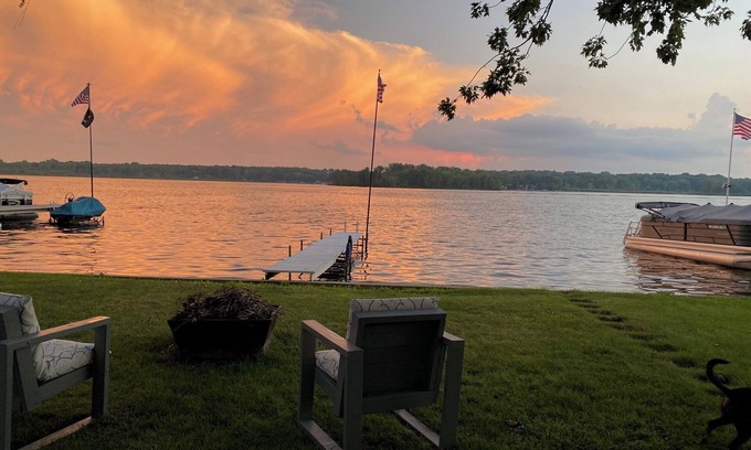 Pierceton Cabaña | Renovated Lakefront On All Sports Big Barbee Lake-No Stairs-Steps From Water
