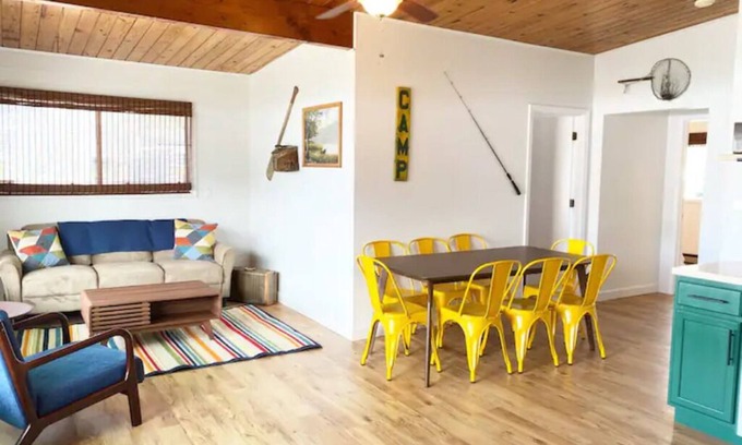 Camdenton Cabina | Renovated lakeside cabin with swimming pool & resort amenities!