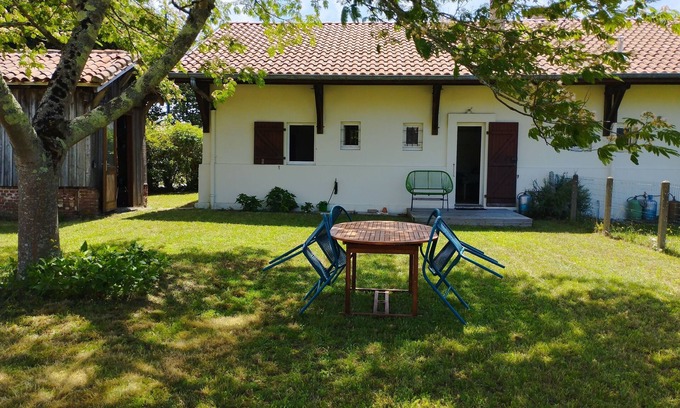 Leon Casa | Renovated Landaise 2 bdrms near Lake Léon