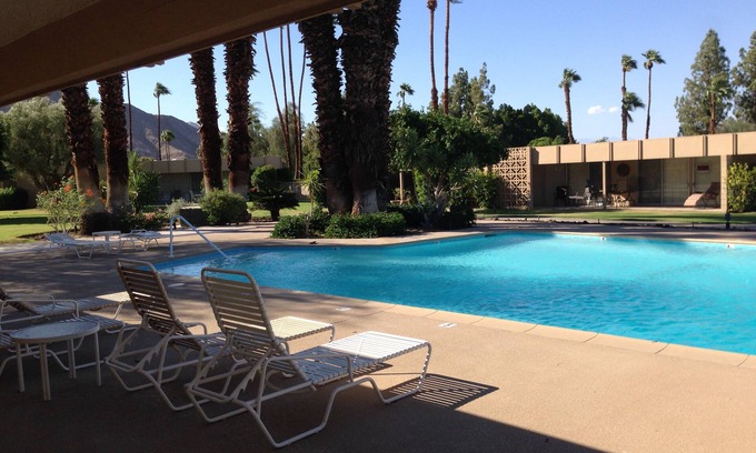 Palm Desert Condominio | Renovado escapar de mediados de siglo, con nueva cocina y baños.