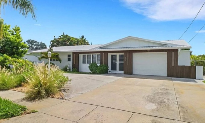 Lochmoor Waterway Estates Casa | Renovated Modern Home with Big Pool & Ocean Access