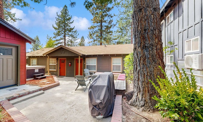 Lakeside Park Cabina | Renovated Modern Retreat with Hot Tub | Walk to Lakeside Beach & Gondola