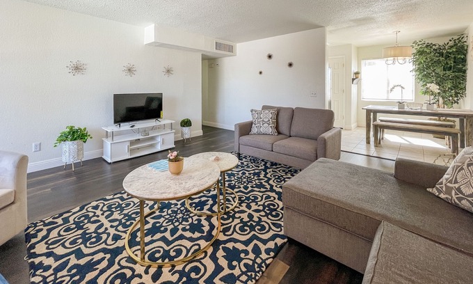 Arts District Apartamento | Renovated! Modern! 2BR 2BA King Bed Walk to DT