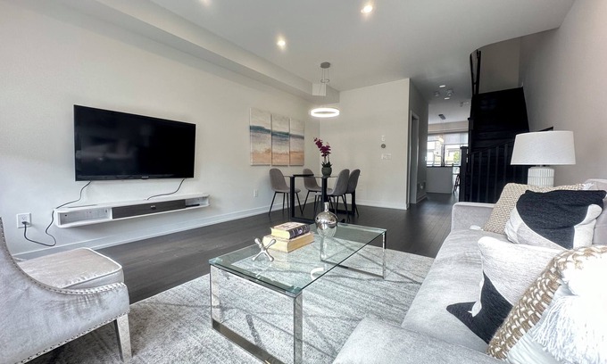 Vaughan Casa | Renovated Modern 4BR/4BA Townhome w/ Garage Parking – Sleeps 6+