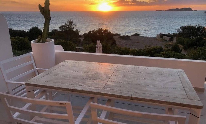Sant Josep de sa Talaia Chalet De Esquí | casa frente al mar ha reformado moderno, con increíbles vistas al mar, acceso dir