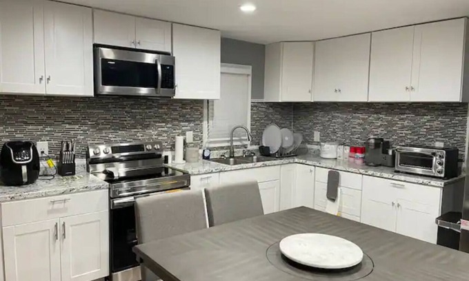 North Chesterfield Casa | Renovated Modern Stylish “Vibrant” 4bdrm Home
