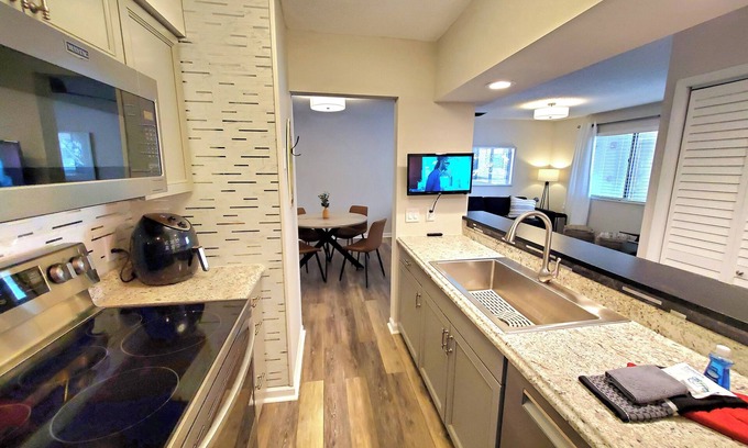 Myrtle Beach Condominio | Newly Renovated, 2 bedroom. Oceanview. Sleeps 9. FREE Tickets