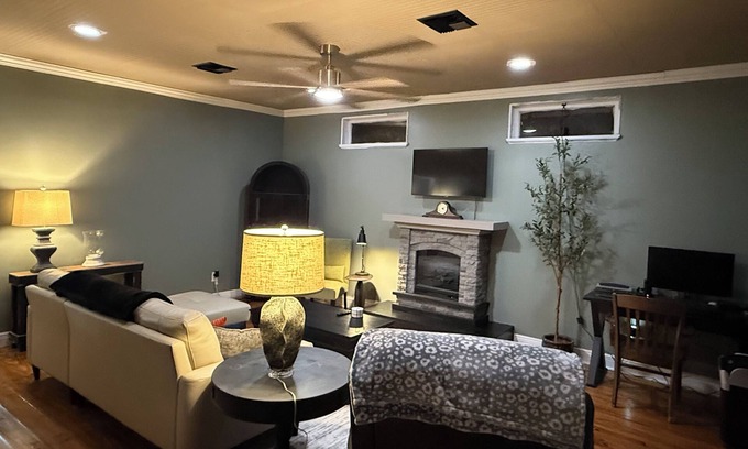 Lafayette Casa | Renovated & Newly Refined~ w/Front porch & w/Back deck charm~ Scott/Lafayette