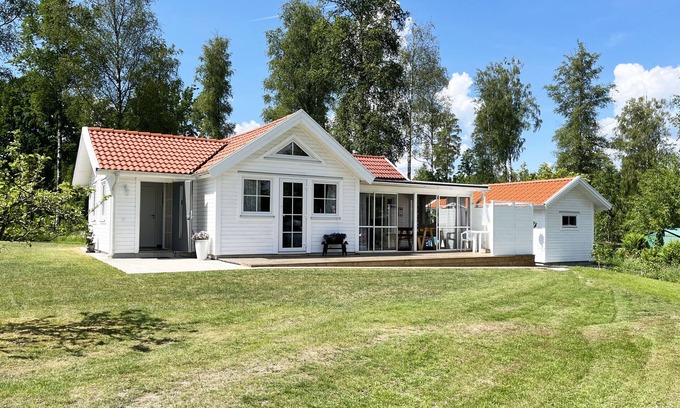 Varnamo Municipality Chalet De Esquí | Renovated nice cottage located outside Värnamo and only 30 meters from the lake Flåren |SE07055