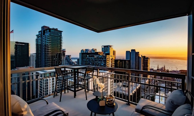 Little Italy Condominio | Stunning Ocean, Bay and City View-2 Bed, 2 Bath Condo in Little Italy