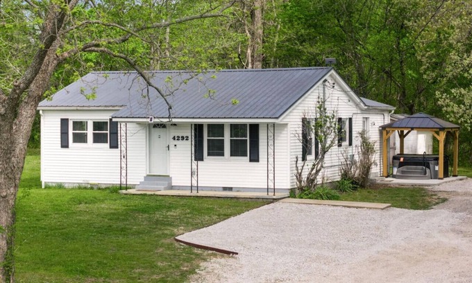 Covington Casa | Renovated Private Cottage w/Hot Tub! Covington, TN