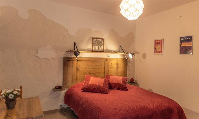 Eyragues Apartamento | Renovated Provencal studio, in the heart of the village of Eyragues, beautiful flower-filled courtyard