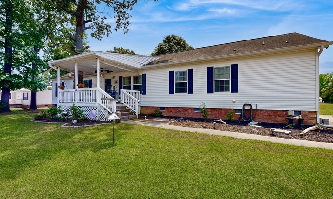 Orangeburg County Casa | Renovated retreat with a private pool, hot tub, and endless outdoor adventures