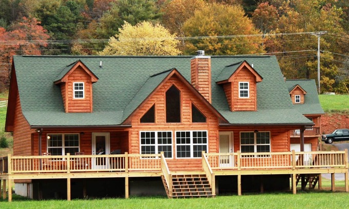 Hiawassee Cabina | Cabaña frente al río recientemente renovada con vistas a la montaña
