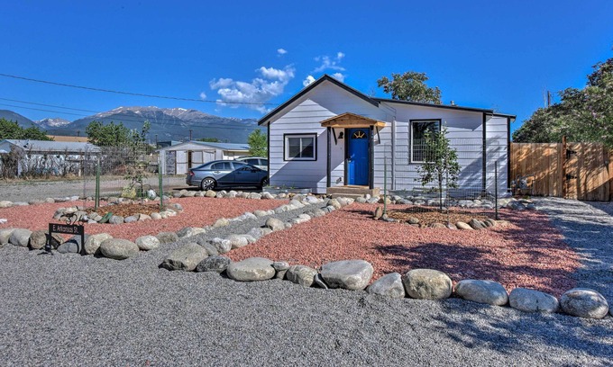 Buena Vista Cabaña | Renovated Rocky Mountain Cottage: Walk to Main St!