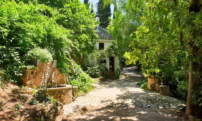 Nivar Cabaña | Casa rural reformada: Huertos orgánicos, pilar con agua fresca y tarima de yoga.