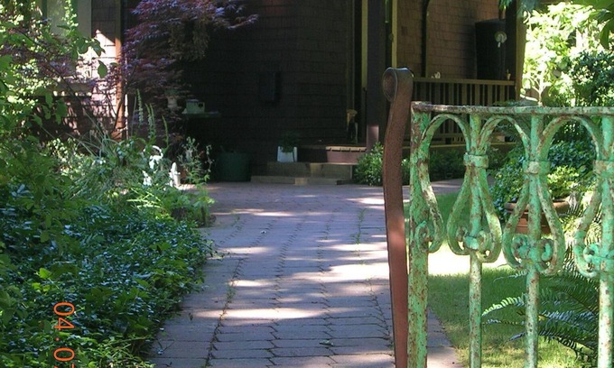 Central Lonsdale Casa | North shore garden oasis perfecto para los amantes del aire libre o los amantes de la naturaleza.