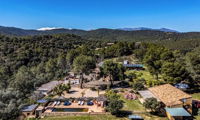 Cistella Apartamento | Renovated Spanish masia with detached cottage