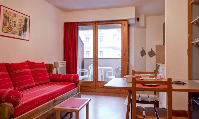 Brides-les-Bains Apartamento | Estudio renovado en el corazón de Brides-les-Bains para 4 personas con balcón y vistas al parque