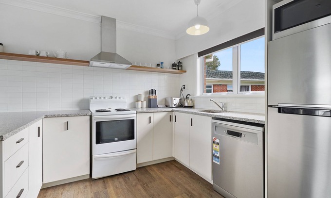 Takapuna Casa | Renovated Takapuna 2BR Apt - Parking