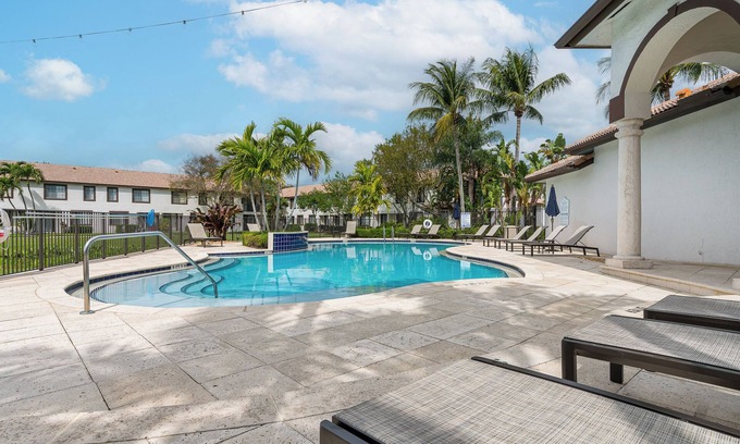 Delray Beach Casa | Renovated Townhome with King & Lakeview