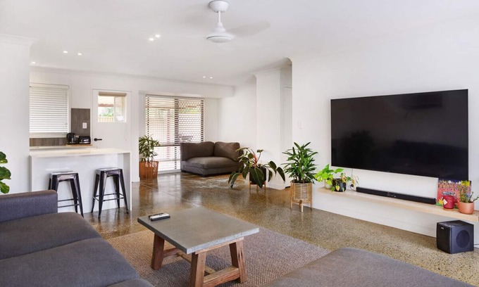 Benowa Casa | Renovated townhouse 1 bedroom