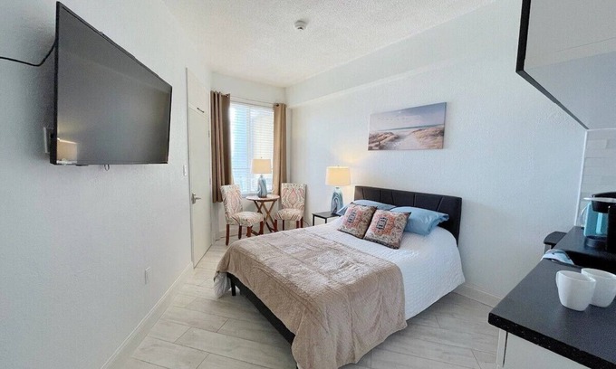 Daytona Beach Shores Apartamento | Renovated Beach Front Studio - Hawaiian Inn Resort