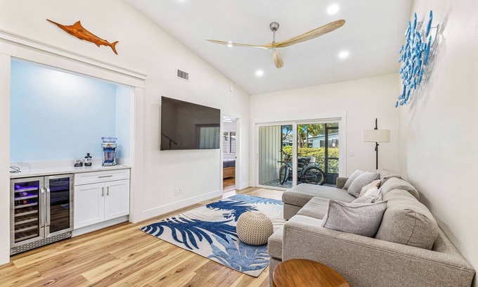 New Smyrna Beach Condominio | Renovated Venetian Villas Corner Retreat with Pool, Patio, Close to Beach and Town