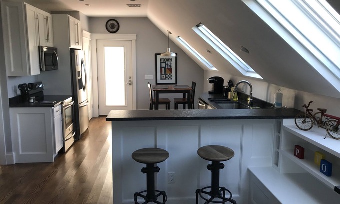 Provincetown Condominio | Recientemente renovado West End Condo con estacionamiento