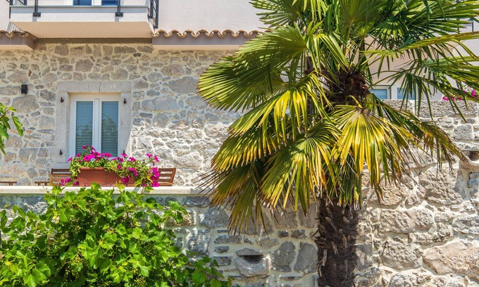 Skrbcici Villa | Renovirana Kamena Kuća od Bake i Deda na Mirnoj Lokaciji sa Bazenom i Vrtom