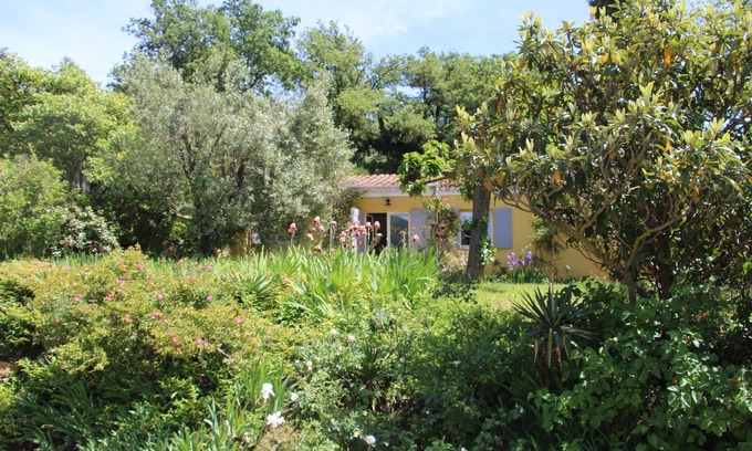 Cabrieres-dʼAigues Cabaña | Cottage, al pie del Luberon, con magníficas vistas de las montañas y los viñedos