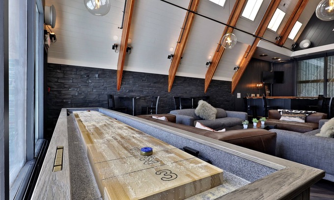 Killington Cabina | Rent An Inn! Takeover The Birch Ridge W/ Your Group. Mountain Lodge: 11 Rooms, Bar, Fireplace. 28ppl 11 Bedroom Home