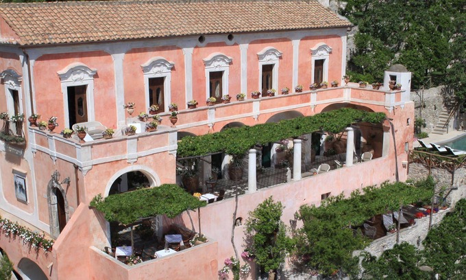 Liparlati Villa | Rentals in Italy - Villa degli Affreschi immersed in a 1000 sq m garden with pool