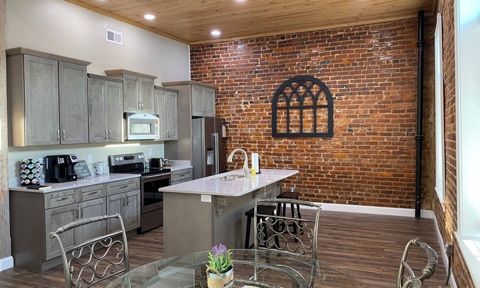 LaFayette Apartamento | Repurposed space upstairs on LaFayette Square