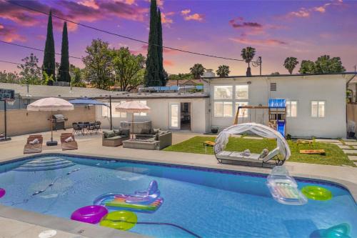 Agua Dulce Villa | Reseda 4BR Pool Villa Hot Tub Arcade & Biliard