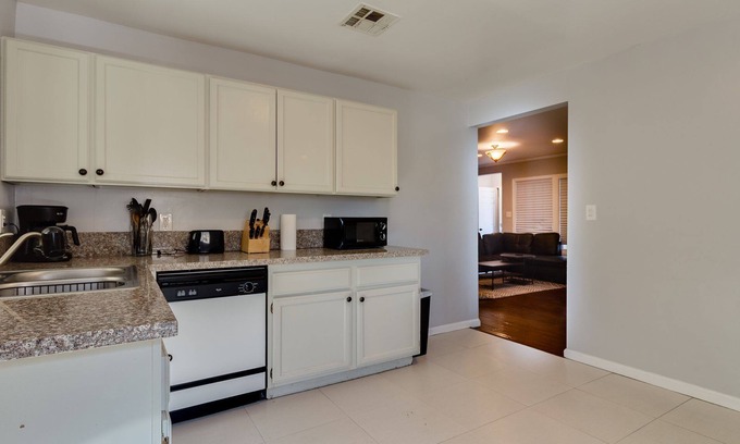Reseda Casa | Reseda Large Home