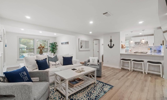 Gulfview Heights Casa | Reserve for Summer Now! Non Shedding Dog friendly - Gulf Coast FL Beach Bungalow